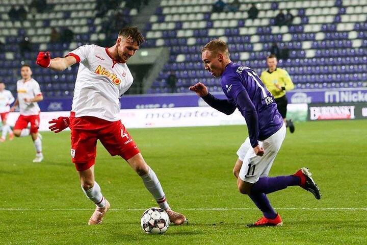 Die Entstehung des 1:0 gegen Regensburg: Florian Krüger (r.) zog an Asger Sörensen vorbei, lief in den Strafraum und passte quer zu Pascal Testroet.
