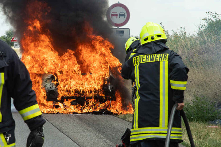 Das Auto brennt lichterloh. Die Feuerwehr hatte alle Hände voll zu tun.