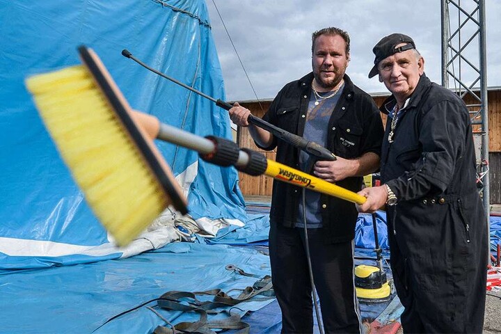 Die Saubermänner vom Weihnachts-Circus: Direktor Mario Müller-Milano (69, r.)
und sein Nachfolger Filip Kaiser (34).
