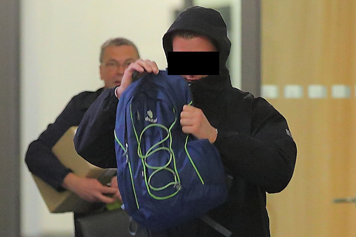 Marcel M. (30) kam vermummt ins Gericht, schwieg zu den Vorwürfen.
