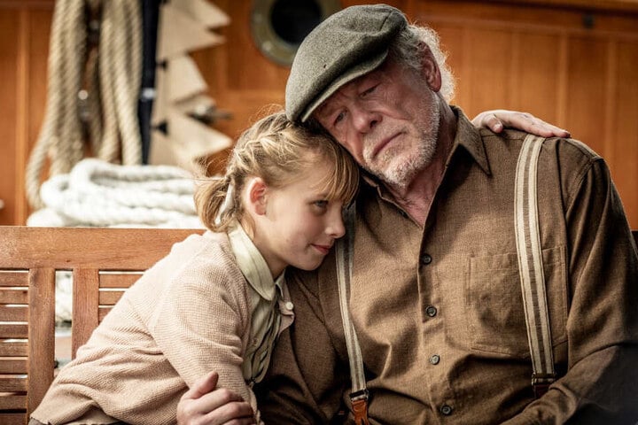 Nick Nolte wird vom schlechten Drehbuch, dem unangemessen anzüglichen Humor und den einfältigen Dialogen mitunter ins Lächerliche gezogen.