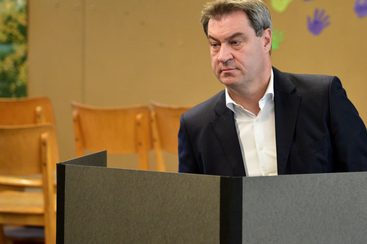 Markus Söder (51, CSU) bei der Stimmabgabe.