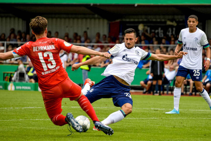 Steven Skrzybski bei einem seiner wenigen Einsätze im DFB-Pokal gegen den SV Drochtersen/Assel.