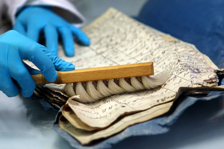 Das Archiv-Material wird seit Jahren vorsichtig wieder hergerichtet.