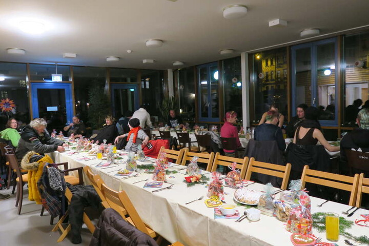Etwa 30 Leute waren zum ersten Weihnachtsessen für Obdachlose in Leipzig gekommen. Für sie gab es eine Karotten-Ingwer-Suppe, Entenkeule mit Apfelrotkohl, Klößen und Orangensoße sowie Obstgrütze an Vanille-Soße.
