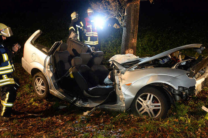 Der Ford Focus krachte frontal gegen den Straßenbaum.
