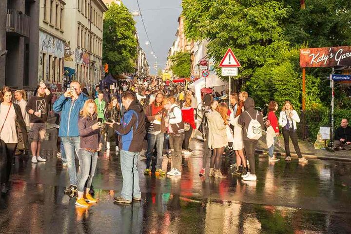 Insgesamt wirkt das Fest deutlich luftiger, als in den vergangenen Jahren. Weniger Stände sorgen auch für weniger Angebot, aber mehr Platz.