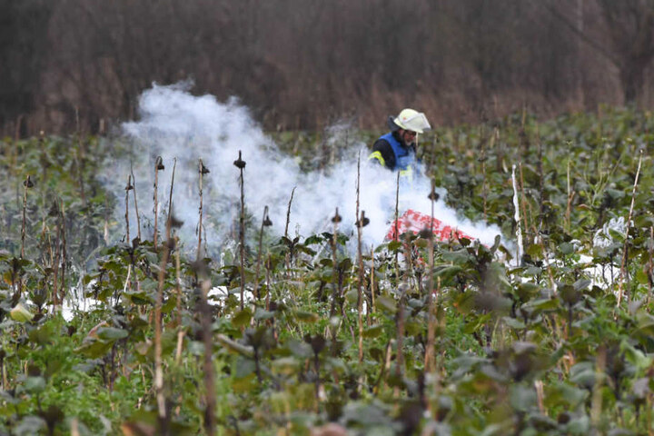 Ein Feuerwehrmann an der Unglücksstelle am Dienstagnachmittag.