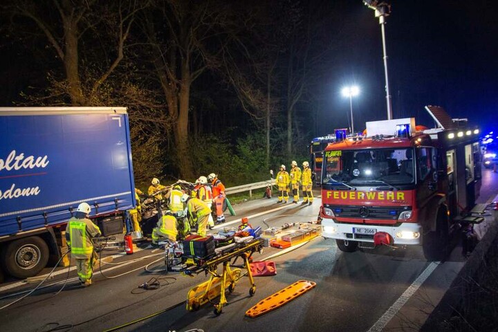 Die Feuerwehr war mit 30 Einsatzkräften an der Unfallstelle.