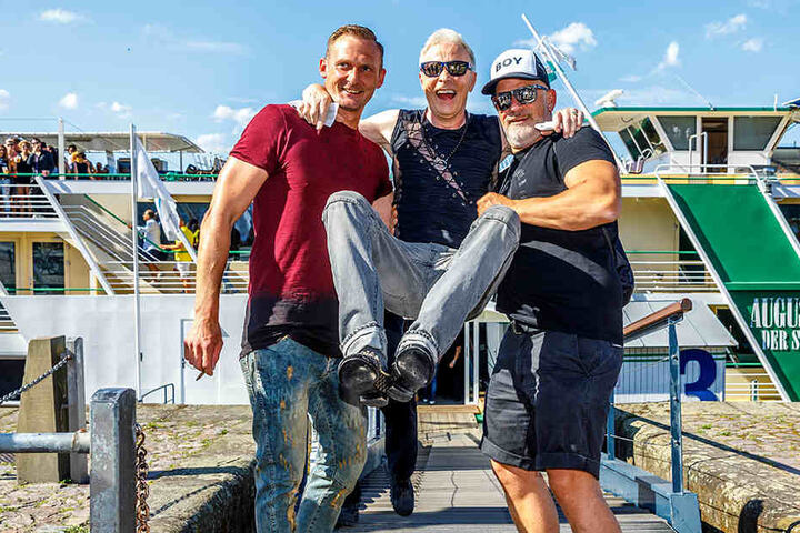 "Love Boat"- Chef Ralf Koppetzki begrüßt persönlich den wieder gesunden Multi-Unternehmer Wolle Förster.