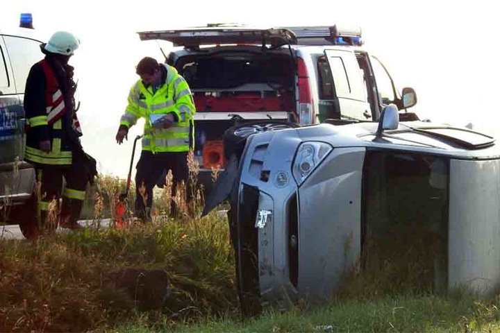 Der Ford wurde in einen Straßengraben geschleudert.