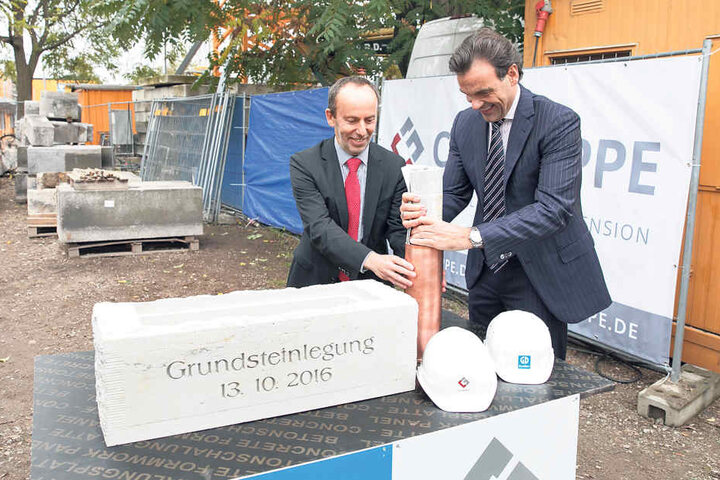 Gestern versenkte Christoph Gröner (48, rechts) die Zeitungen im Grundstein
für das Bauvorhaben.