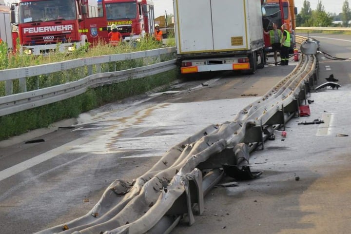 Rund 150 Meter der provisorischen Fahrbahntrennung hat der Lkw durch den Unfall beschädigt.