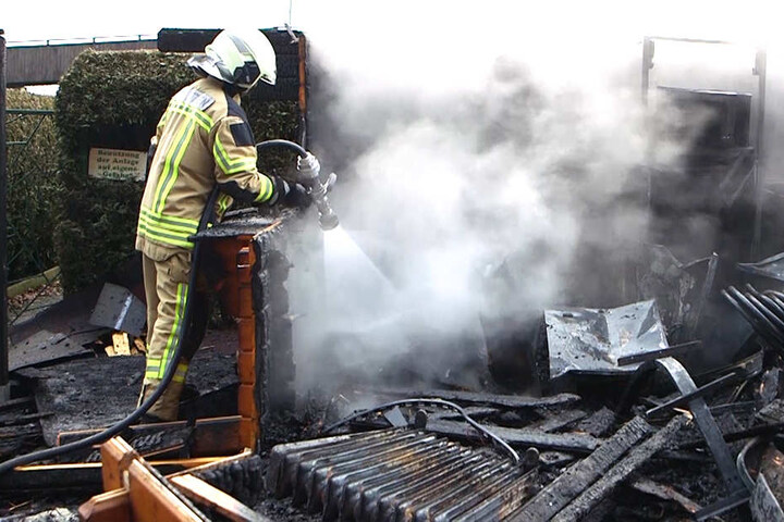 Feuerwehrleute mussten die Flammen löschen.