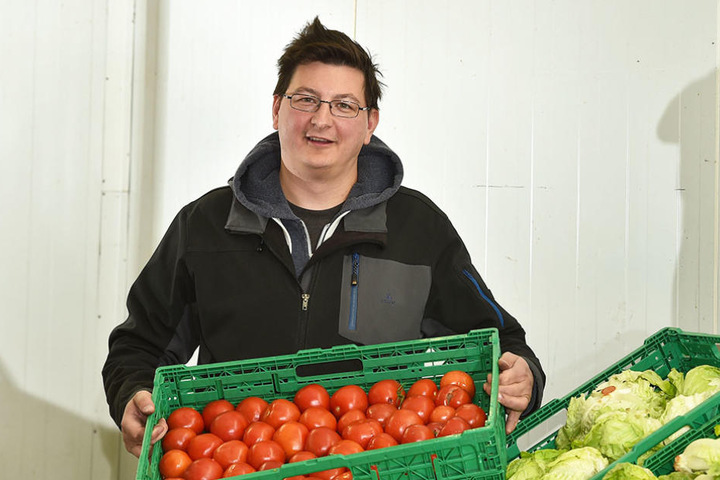 Tafel-Chef Andreas Schönherr (40) wehrt sich gegen Todeswünsche.