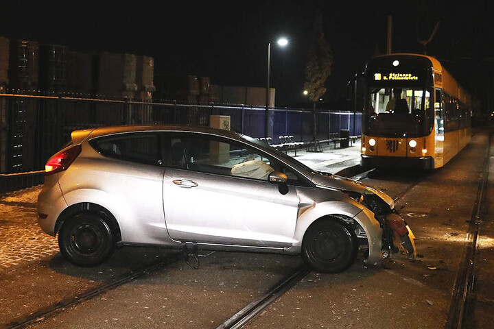Auf glatter Straße hatte der Ford die Kurve nicht gekriegt.