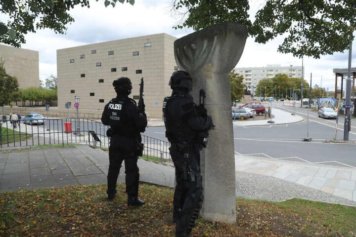 Polizei vor einer Dresdner Synagoge.