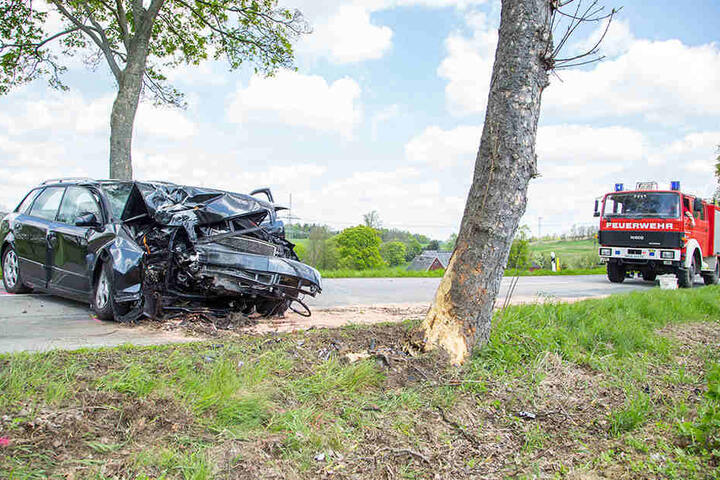Die Audi-Fahrerin kam aus noch ungeklärter Ursache von der Fahrbahn ab und kollidierte frontal mit einem Baum.
