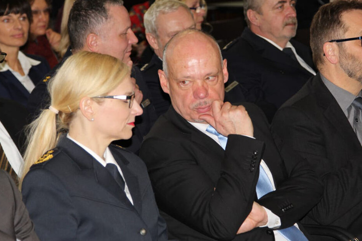 Sonja Penzel (48, l.) hat erst im vergangenen Jahr den Posten der Chemnitzer Polizeipräsidentin übernommen. Sie saß neben Petric Kleine, Leiter des Landeskriminalamtes Sachsen.