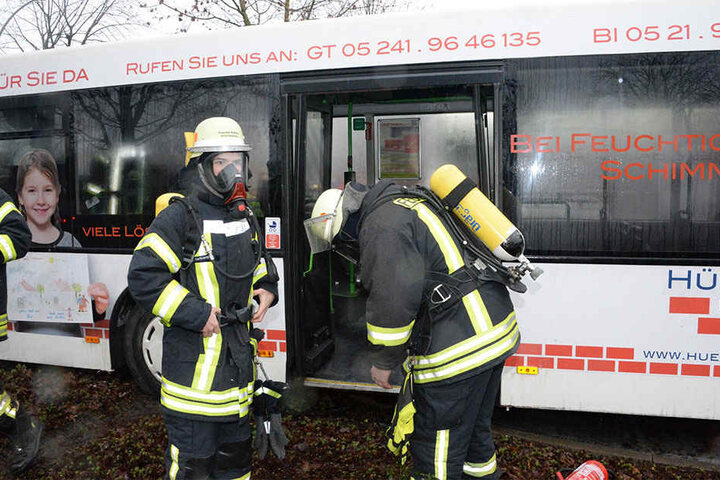 Mit Atemschutzmasken mussten die Feuerwehrleute in den Bus.