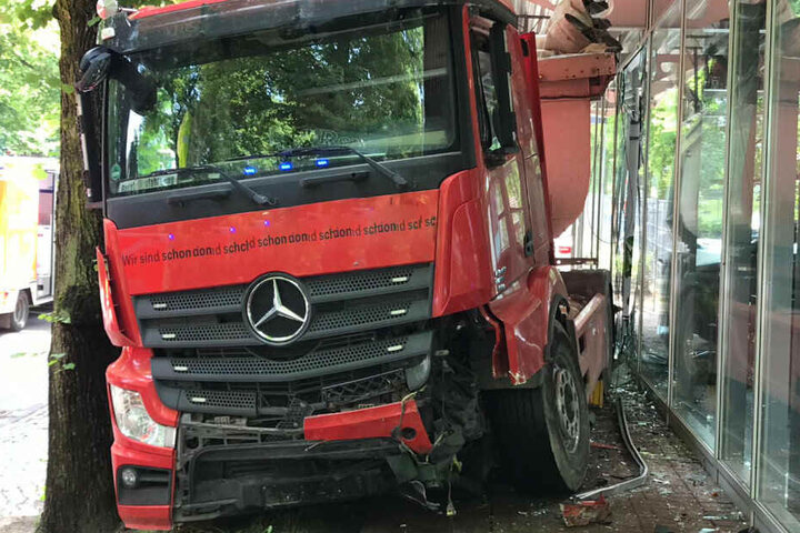 us ungeklärte Ursache kam der Lkw von der Fahrbahn ab.