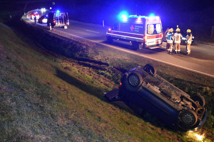 Rettungskräfte gehen an der Unfallstelle ihrer Arbeit nach.