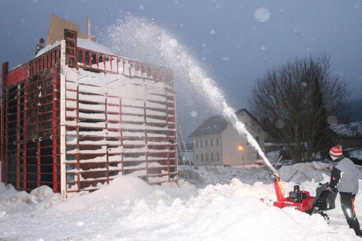 Insgesamt 15 Tonnen Schnee sollen für die Schneefigur zusammenkommen.