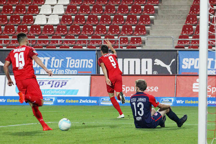 Auch das dritte Tor schoss die Nummer 9 des FSV: Marcel Bär (Mitte).