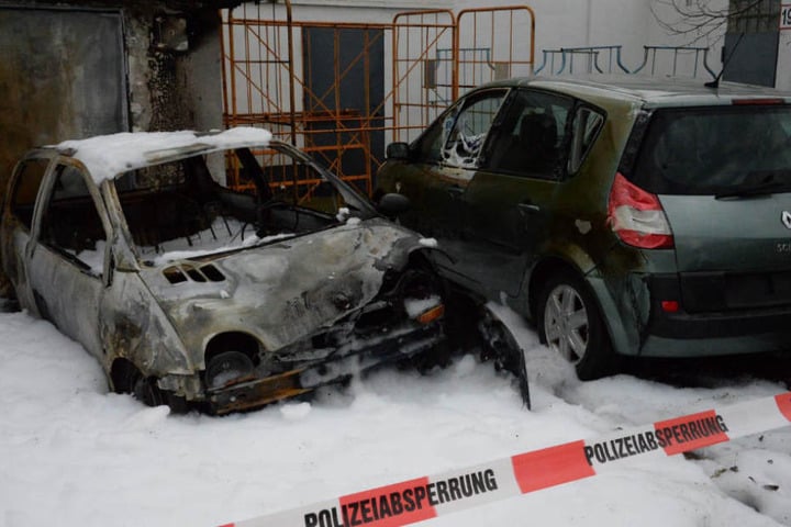 Das Feuer zerstörte die Wagen komplett.