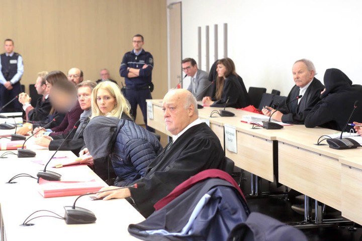 Die Angeklagten und ihre Anwälte warten am Montag (26. November) auf das Urteil im Prozess um Gruppenvergewaltigungen.