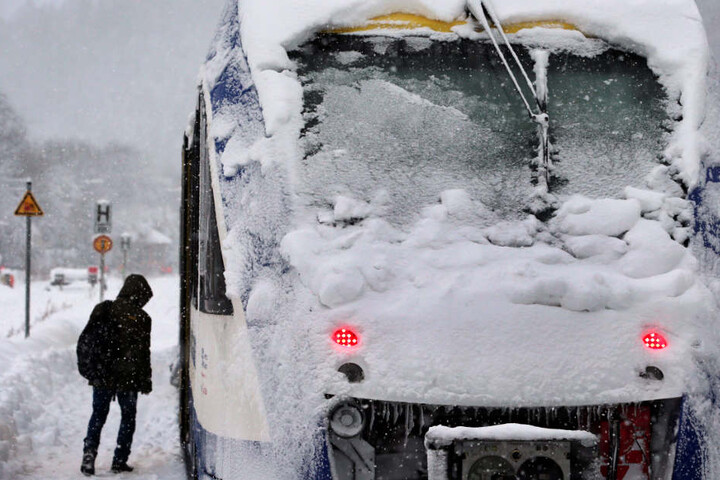 Die Deutsche Bahn reagiert auf das Wetter - und muss den Bahnverkehr teilweise einstellen. (Symbolbild)