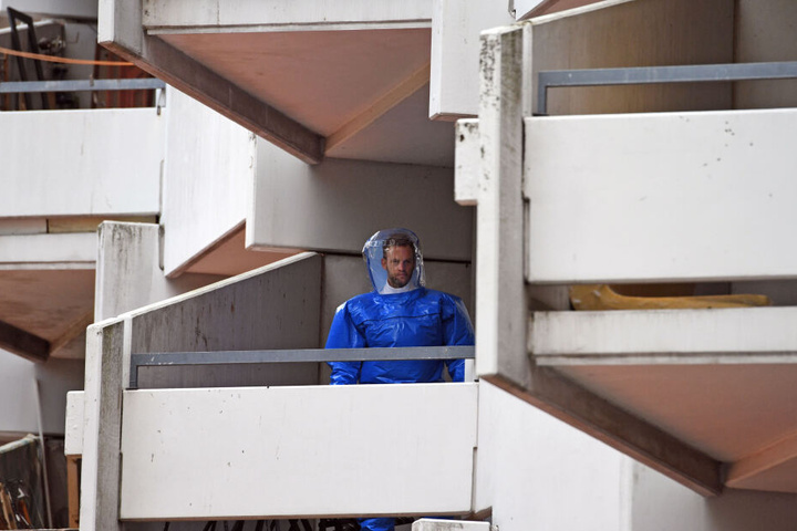 Nach dem Fund von hochgiftigem Rizin in einem Hochhaus in Köln durchsuchte die Polizei mehrere leerstehende Wohnungen in dem Gebäude (Archivbild).