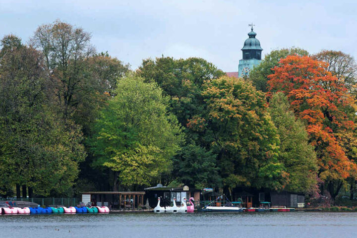 Vom Pavillon aus hat man einen herrlichen Blick über den Teich zur Gondelstation.