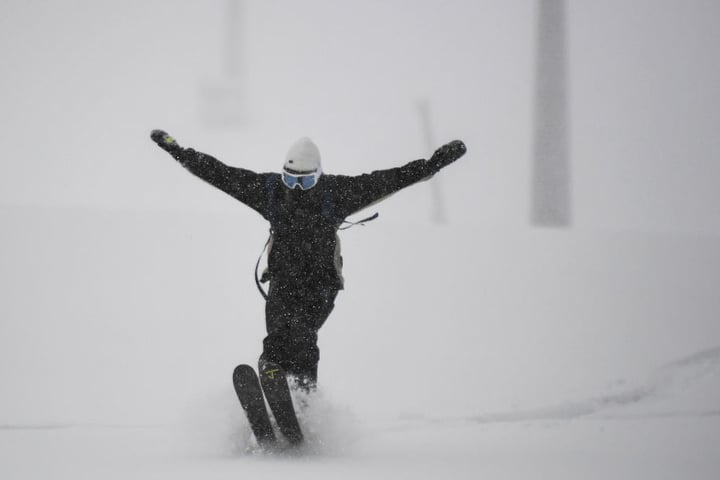 Bereits ein einzelner Skifahrer kann eine Schneebrettlawine auslösen. (Symbolbild)