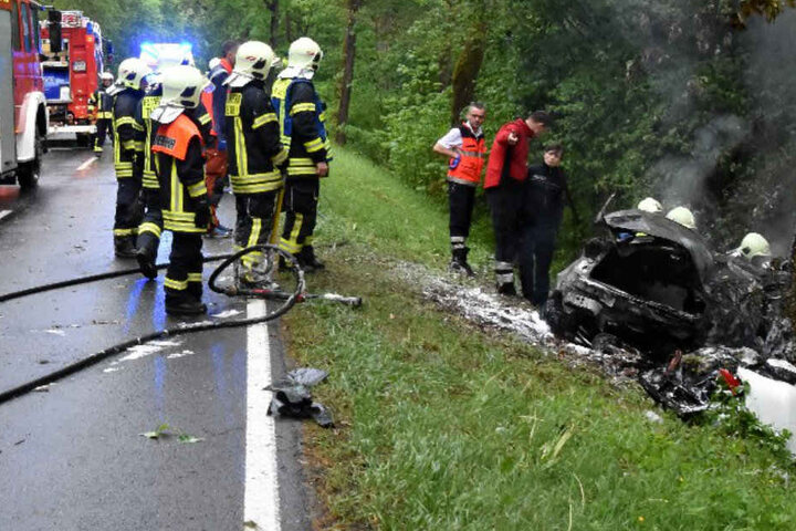 Rettungskräfte konnten die beiden Insassen nur noch tot bergen.