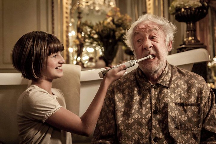 Kassenschlager im Kino - Emma Schweiger putzt in „Honig im Kopf“ ihrem Opa Dieter Hallervorden die Zähne.