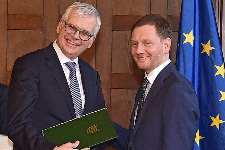Im Dezember wurde Hartmut Vorjohann (56, CDU) von Ministerpräsident Michael Kretschmer (44, CDU, r.) zum Finanzminister ernannt.