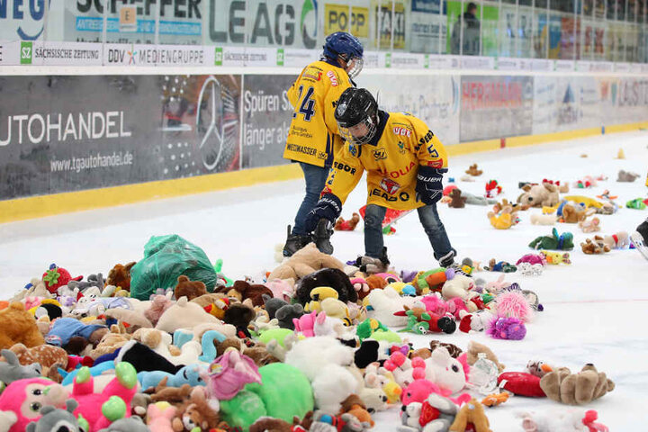 Stark! Erst schossen die Füchse fünf Tore, dann flogen von den Fans tausende Kuscheltiere, die für einen guten Zweck gespendet werden.