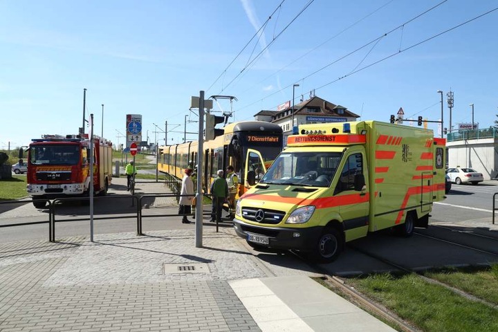 In Gompitz passte ein Taxifahrer offenbar nicht auf, daraufhin knallte die Straßenbahn in das Auto.