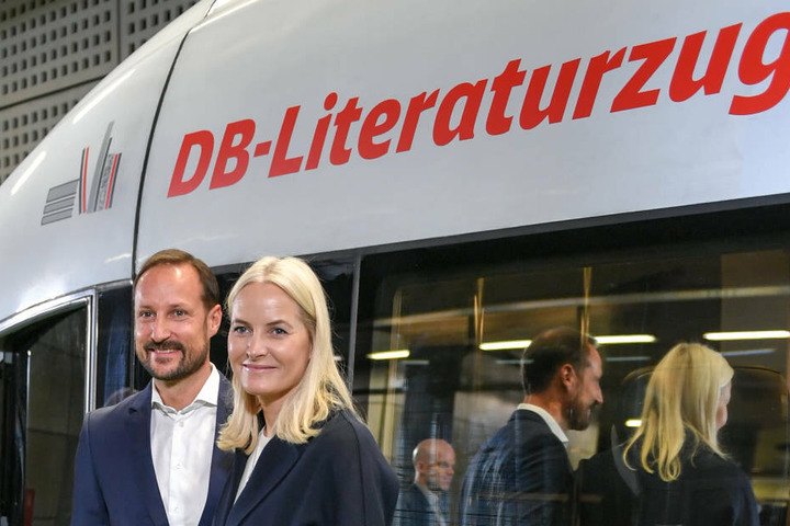 Haakon, Kronprinz von Norwegen, und Kronprinzessin Mette-Marit stehen vor dem "DB-Literaturzug" am Berliner Hauptbahnhof. Am Dienstag wird das Paar in Frankfurt eintreffen.