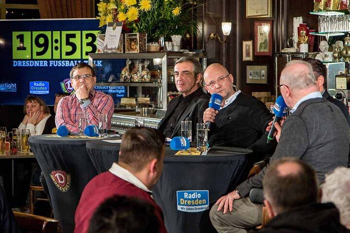 Dynamo-Sportdirektor Ralf Minge (2. v. l.) hat den Testroet-Wechsel erklärt und verteidigt.
