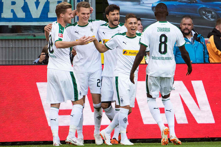 Die Gladbacher bejubeln die frühe 1:0-Führung durch Matthias Ginter (Zweiter von links).