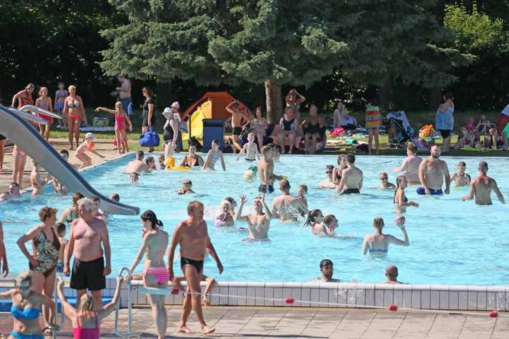 Nur noch selten wird so fröhlich in den Zwickauer Bädern geplanscht wie
hier.