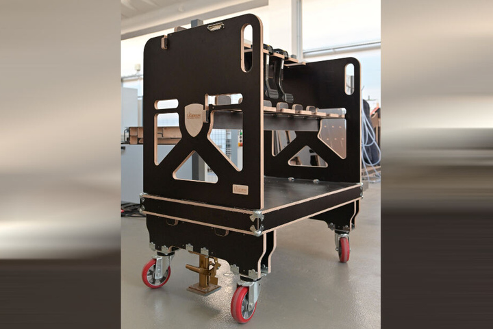 Leichter und ökologischer: Ein Holz-Kommissionierwagen von "LiGenium" für die Automobilindustrie.