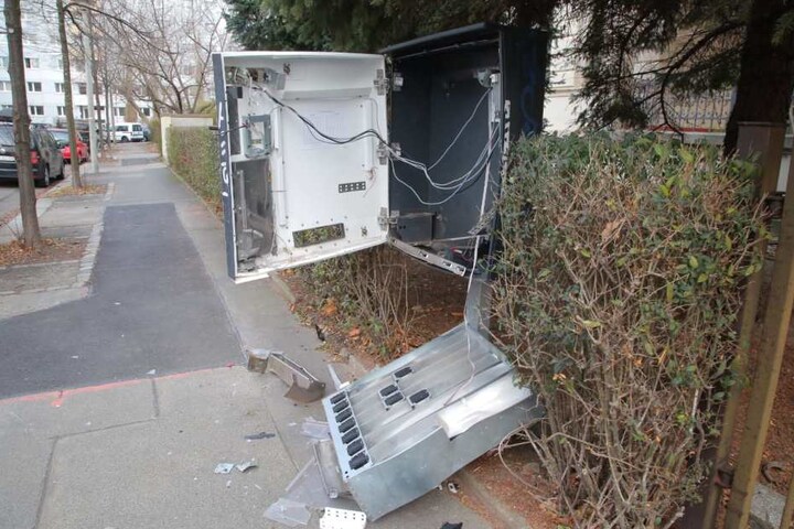 Der Zigarettenautomat auf der Eisenstuckstraße wurde komplett zerstört.