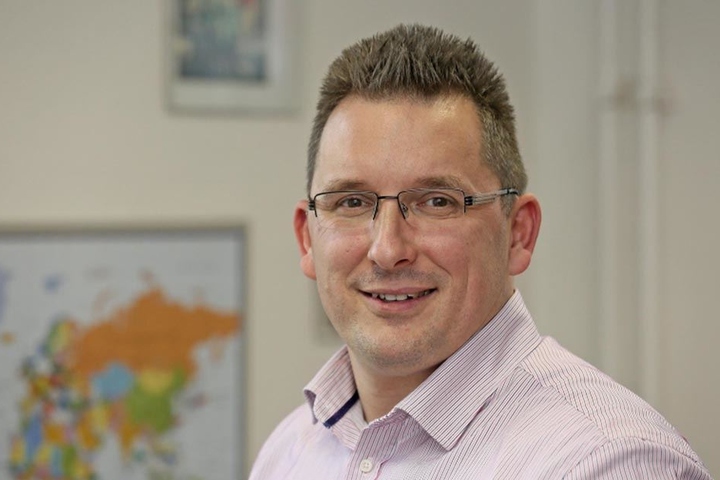 SPD-Stadtrat Jens Juraschka (43) schlägt Alarm - der Tafel fehlen Helfer.