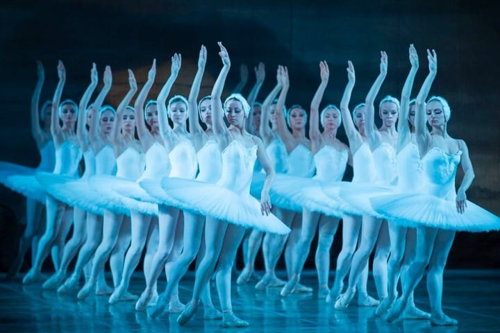 Zu der Musik von Tschaikowsky bezaubern die Balletttänzer die Zuschauer.
