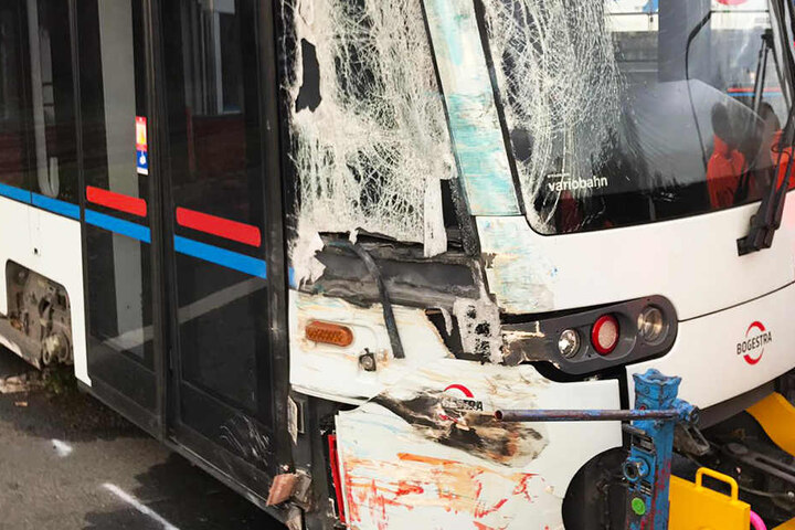 Die Tram hat schwere sichtbare Unfallspuren abbekommen.