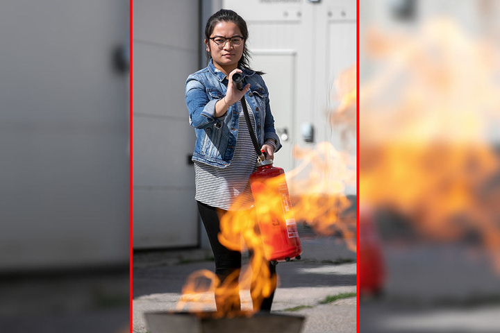 Bei einem der ersten angebotenen Kurse lernte Ha Pham (19) den richtigen Umgang mit Feuerlöscher und Co.