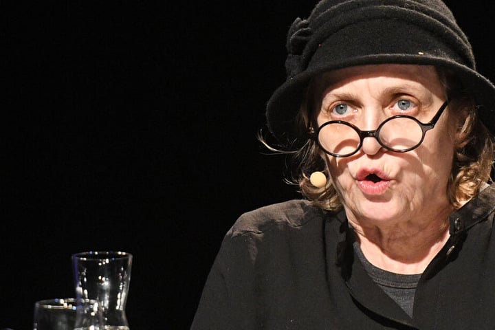 Die Schauspielerin Katharina Thalbach sitzt bei einer Lesung im Rahmen des Literaturfestivals Lit.Cologne auf der Bühne.